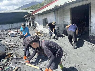 媒體報導-勤益科大國際志工隊化身「鏟子超人」 挺進光復鏟汙泥