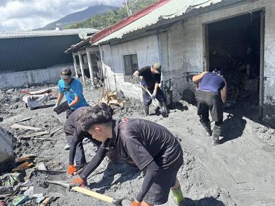 媒體報導-生病也不退場 台中勤益科大學生挺進花蓮救災