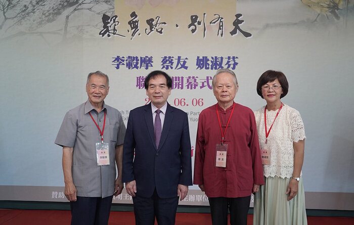 書畫大師李轂摩(左起）、陳文淵校長、蔡友、姚淑芬老師合影。圖片