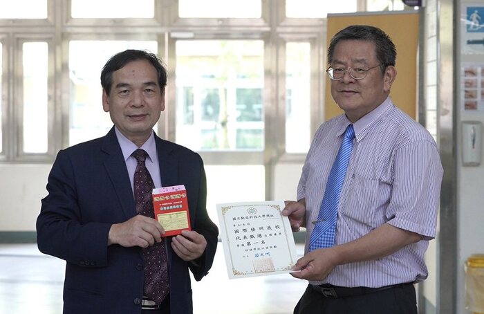 勤益科大發明王李國義教授(右)獲得發明展學校代表徵選第一名，陳文淵校長代表頒贈獎狀。圖片
